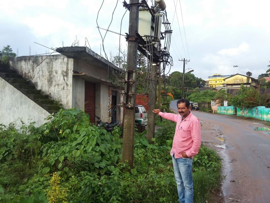ಅಪಾಯಕಾರಿ ವಿದ್ಯುತ್ ಕಂಬ ಬದಲಿಸಲು ಒತ್ತಾಯ